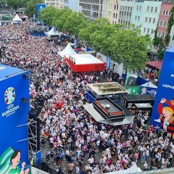 Menschenmassen am Heumarkt von oben fotografiert