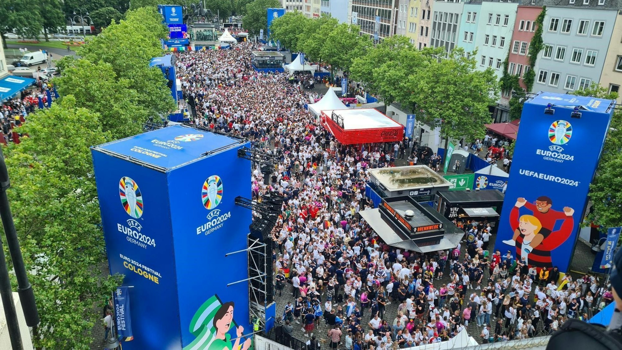 Menschenmassen am Heumarkt von oben fotografiert