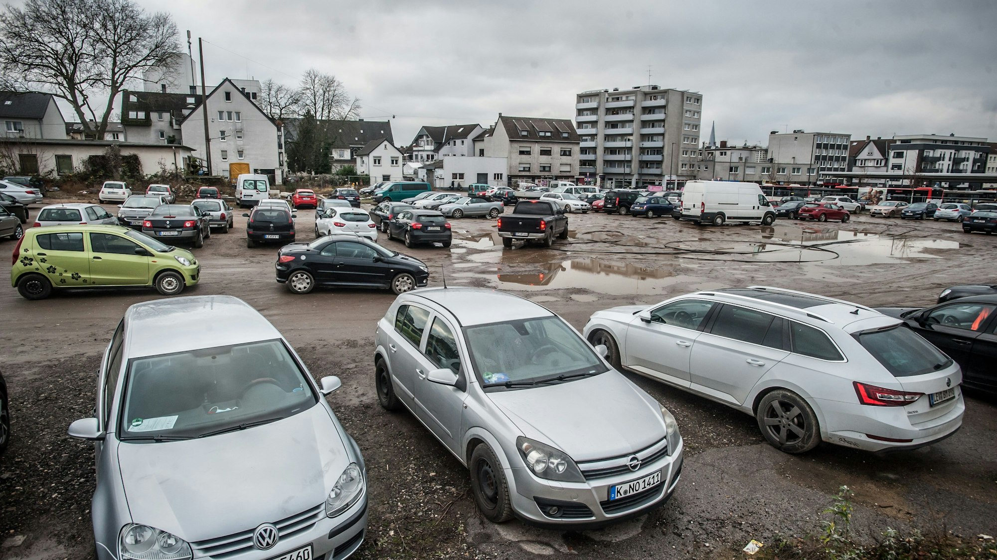 Wilder Parkplatz südl. Busbahnhof Opladen. Foto: Ralf Krieger