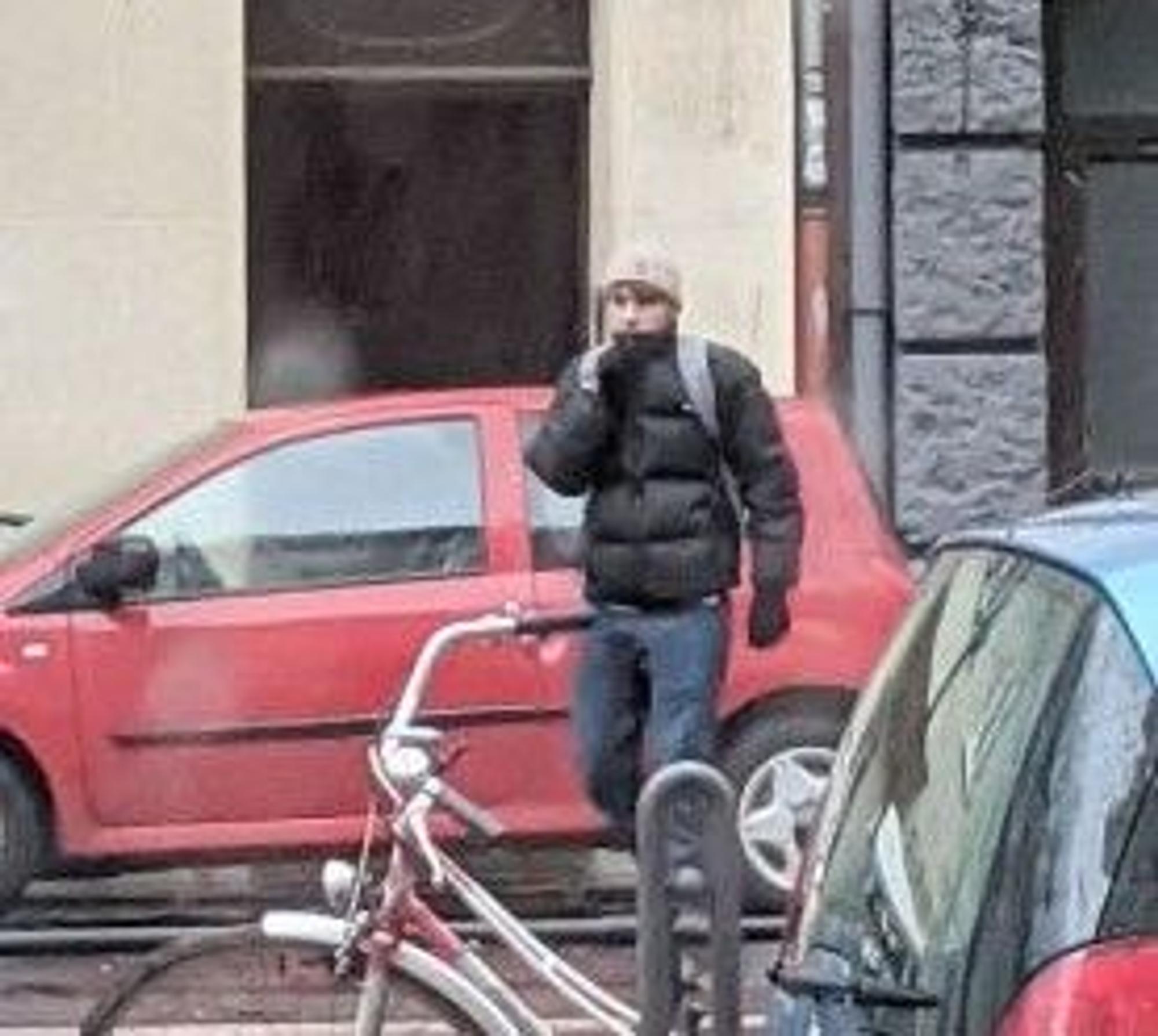 Mann in schwarzer Daunenjacke