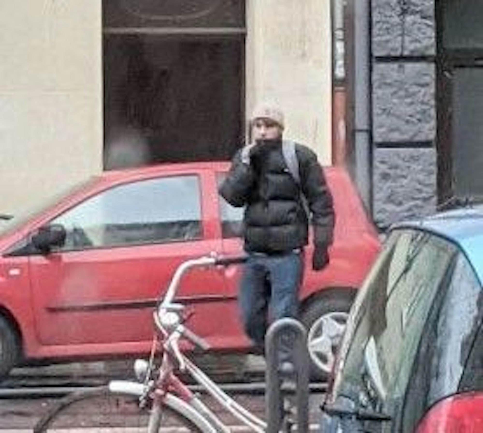 Mann in schwarzer Daunenjacke