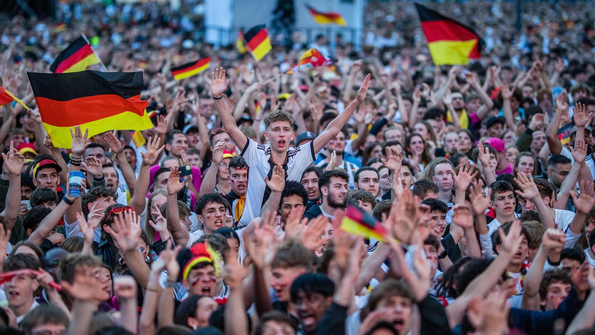 Zuschauer sehen sich beim Public Viewing auf dem Schlossplatz das Fußball EM-Spiel Deutschland gegen Schottland an.