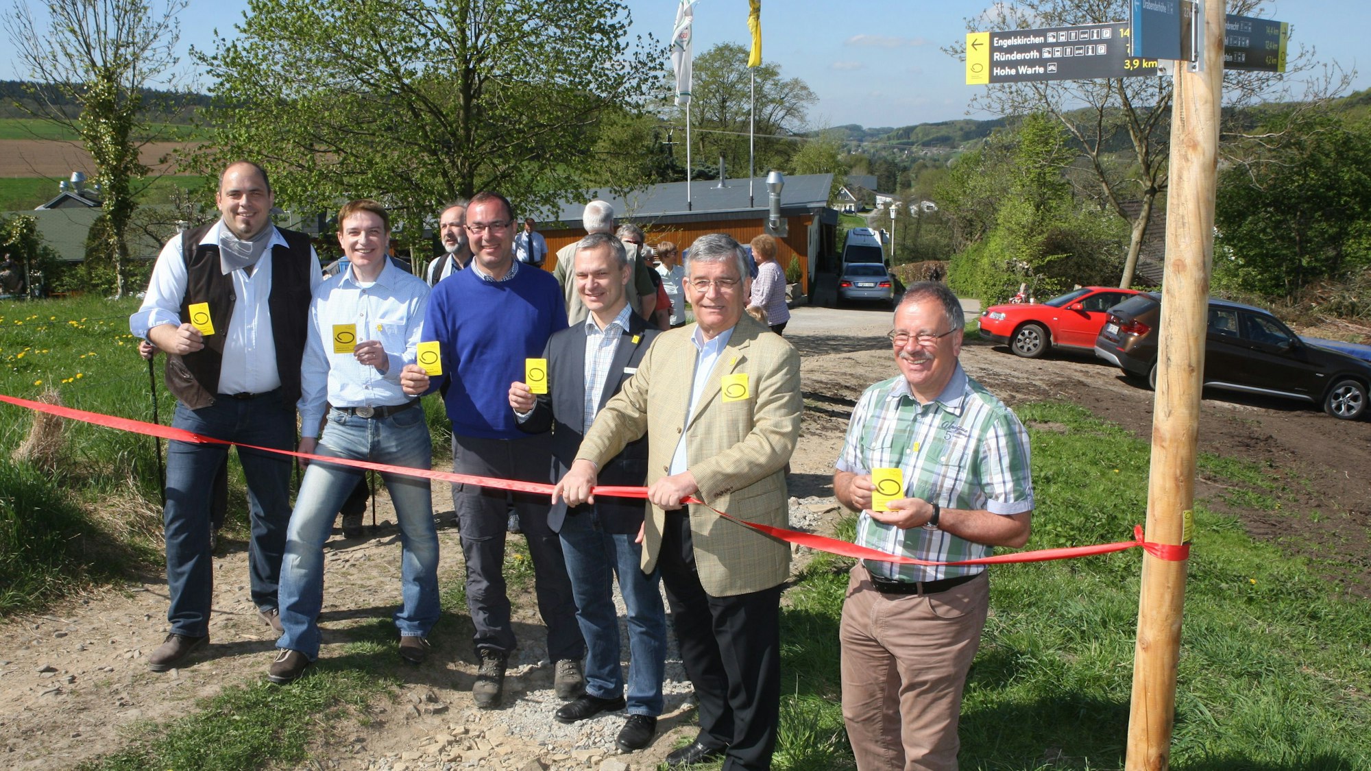 Menschen schneiden ein Band zur Eröffnung  des Bergischen Panoramasteigs durch.