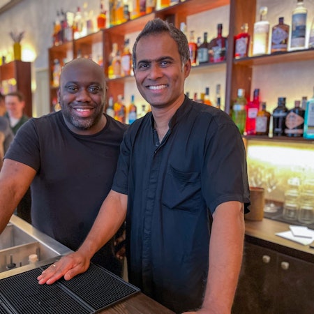 Barchef Samuel Antonio-Bernardo und Inhaber Indika Silva in der neuen Bar „Zest and Spice“.