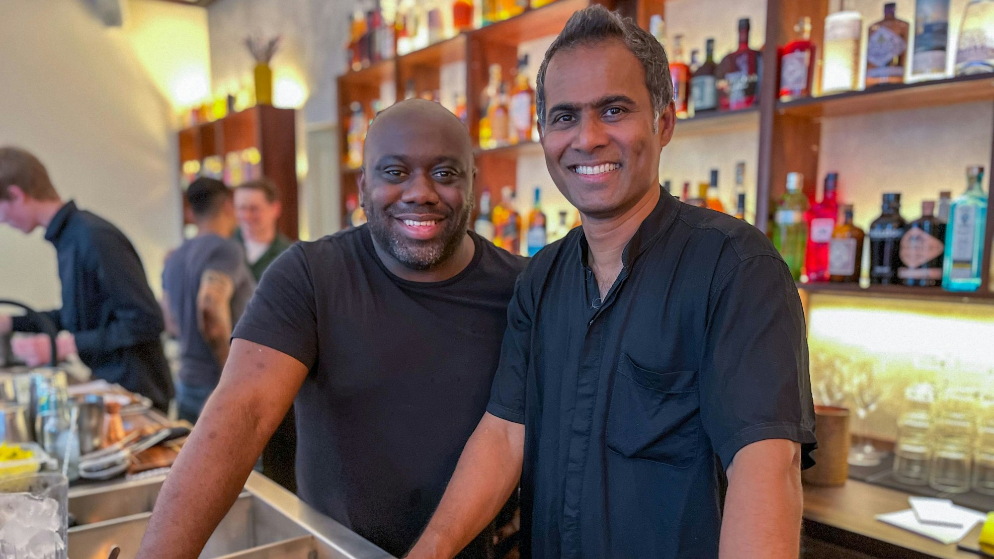 Barchef Samuel Antonio-Bernardo und Inhaber Indika Silva in der neuen Bar „Zest and Spice“.