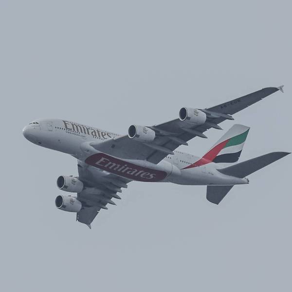 Ein Airbus A380 der arabischen Fluggesellschaft Emirates nach dem Start in einer Regenwolke. (Symbolbild)