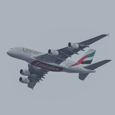 Ein Airbus A380 der arabischen Fluggesellschaft Emirates nach dem Start in einer Regenwolke. (Symbolbild)