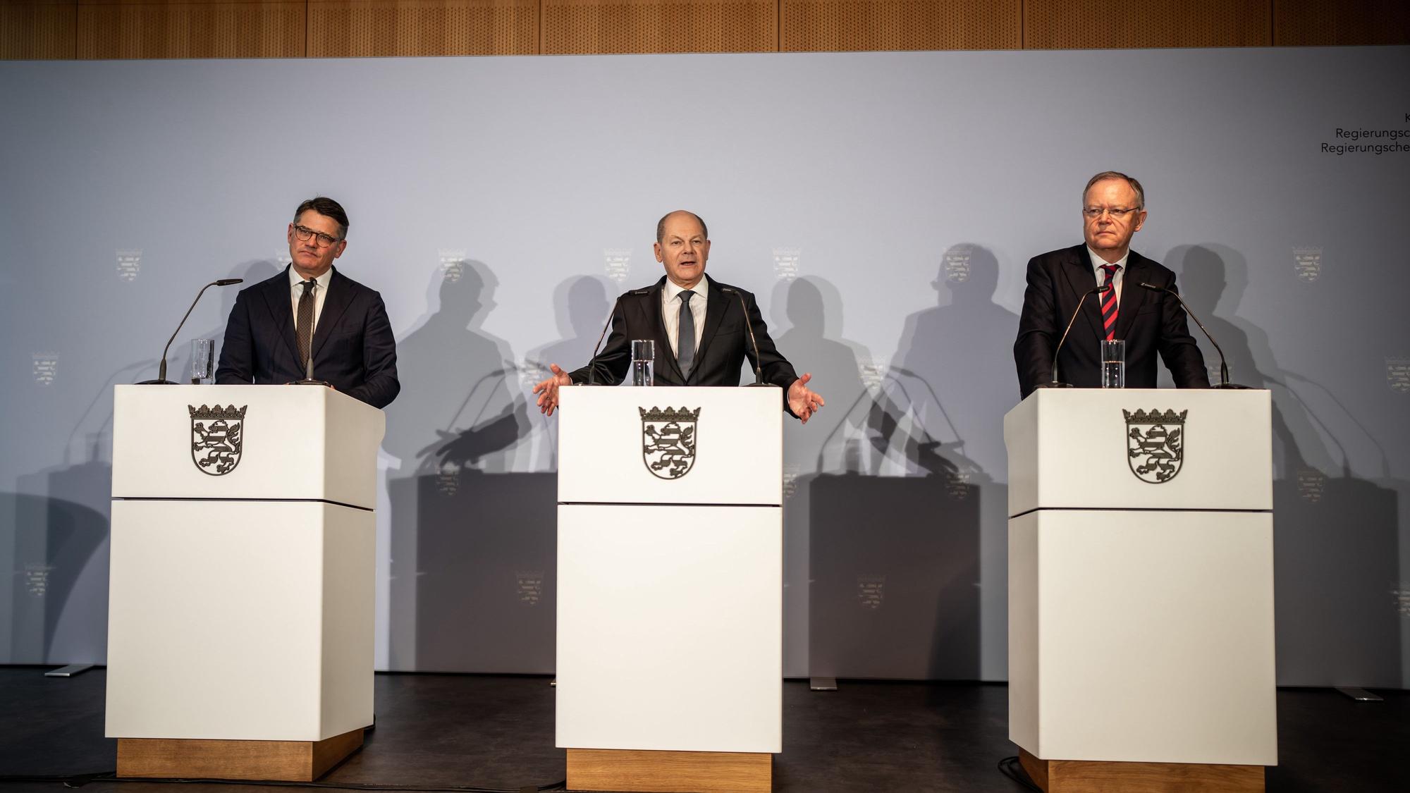 Bundeskanzler Olaf Scholz (SPD, M), spricht neben Boris Rhein (CDU, l), Ministerpräsident von Hessen, und Stephan Weil (SPD), Ministerpräsident von Niedersachsen, bei der Pressekonferenz nach der Ministerpräsidentenkonferenz (MPK) unter dem Vorsitz von Hessen. (Archivbild)