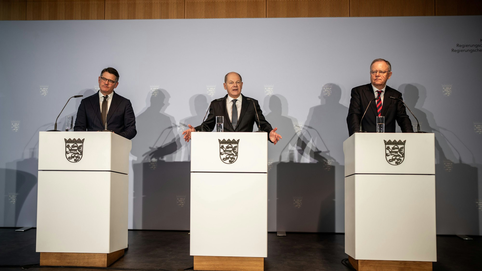 Bundeskanzler Olaf Scholz (SPD, M), spricht neben Boris Rhein (CDU, l), Ministerpräsident von Hessen, und Stephan Weil (SPD), Ministerpräsident von Niedersachsen, bei der Pressekonferenz nach der Ministerpräsidentenkonferenz (MPK) unter dem Vorsitz von Hessen. (Archivbild)