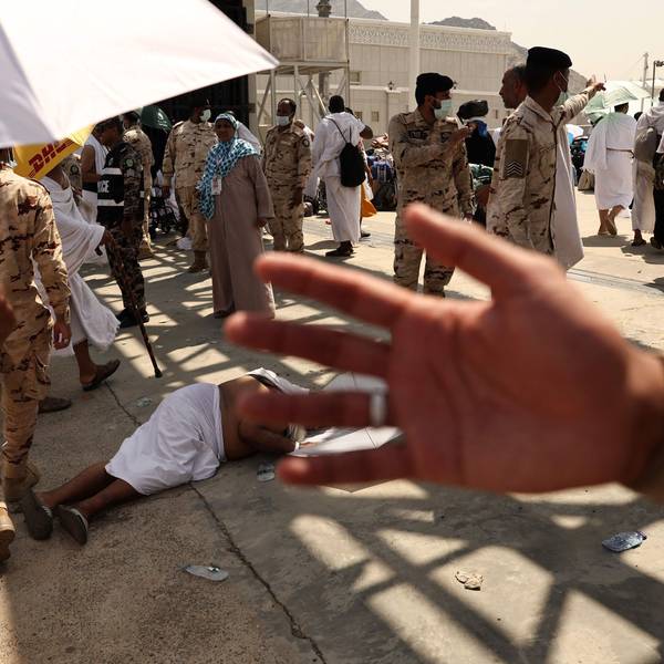 Viele Menschen brechen beim Hadsch in Mekka wegen der unerträglichen Hitze zusammen.
