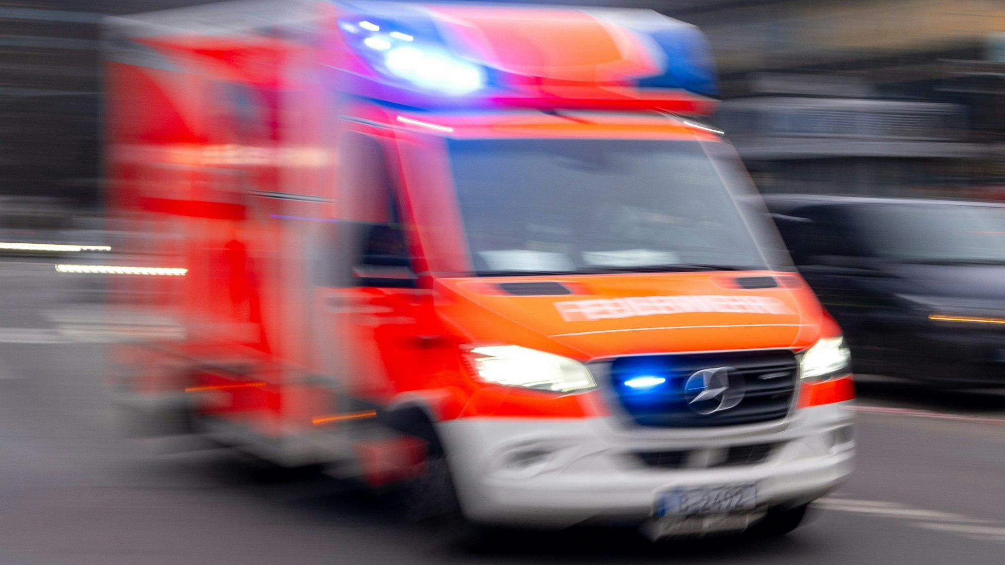 Das Bild zeigt einen Rettungswagen im Einsatz.