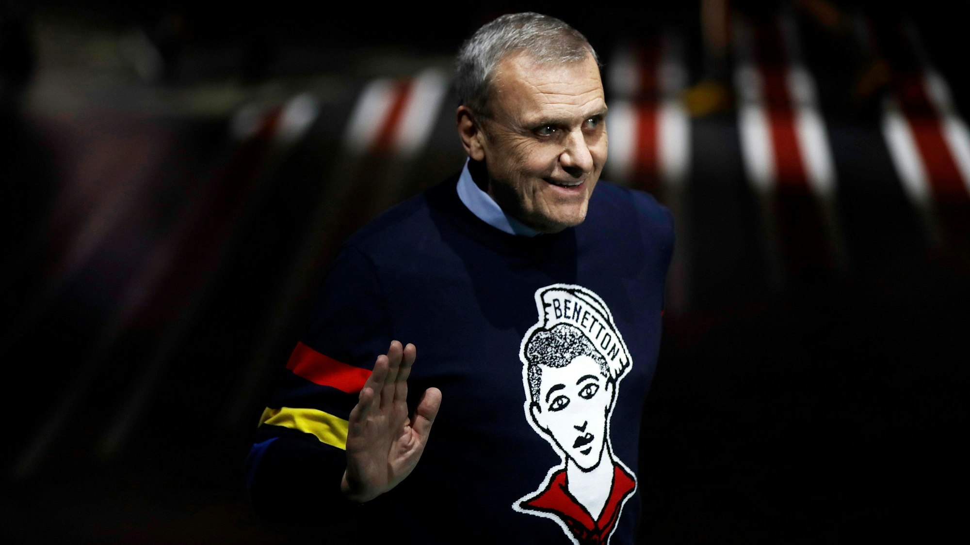 ARCHIV - 20.02.2020, Italien, Mailand: Jean-Charles de Castelbajac, Modedesigner aus Frankreich, winkt am Ende der Modeschau der Herbst/Winter Damenkollektion 2020/2021 von Benetton.