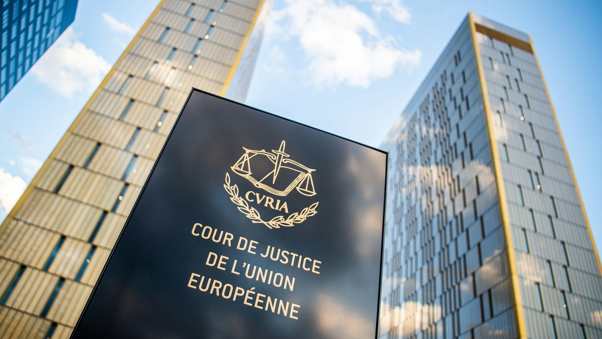 Ein Schild mit der Aufschrift „Cour de Justice de l'union Européene“ steht vor dem Europäischen Gerichtshof im Europaviertel. (Archivbild)