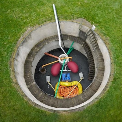 Ein Modell des menschlichen Organismus, gebaut aus Plastikschläuchen, Wassersilos und ähnlichem.
