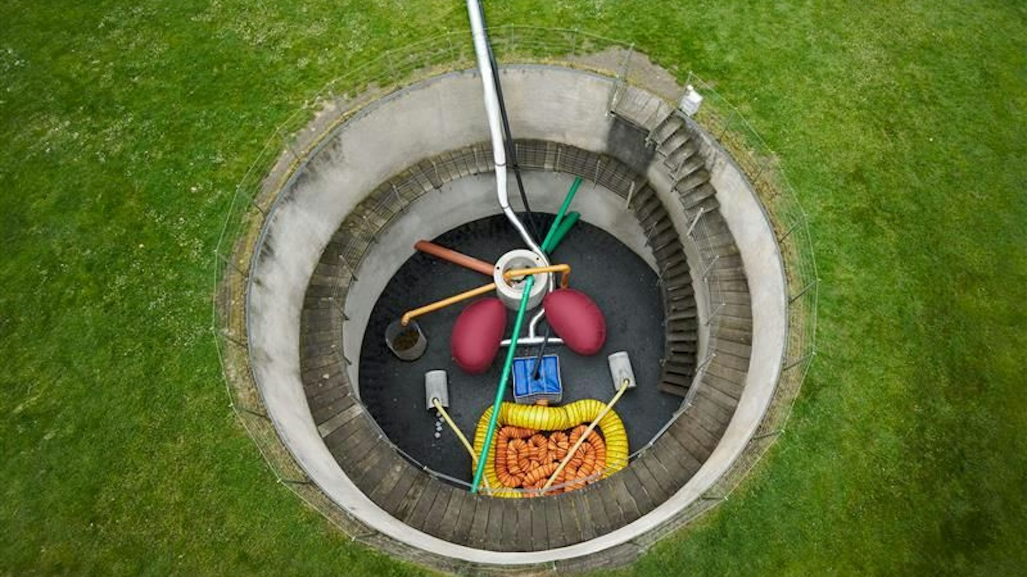 Ein Modell des menschlichen Organismus, gebaut aus Plastikschläuchen, Wassersilos und ähnlichem.