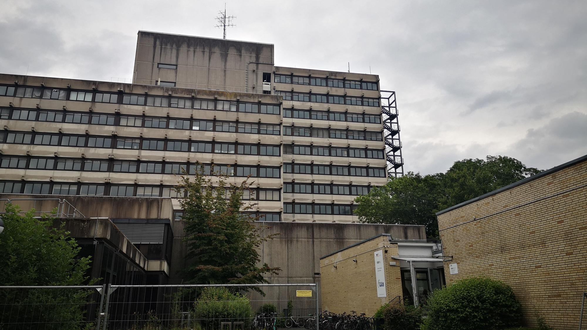 Das Hochhaus vom Bereich der Sportanlagen aus gesehen.