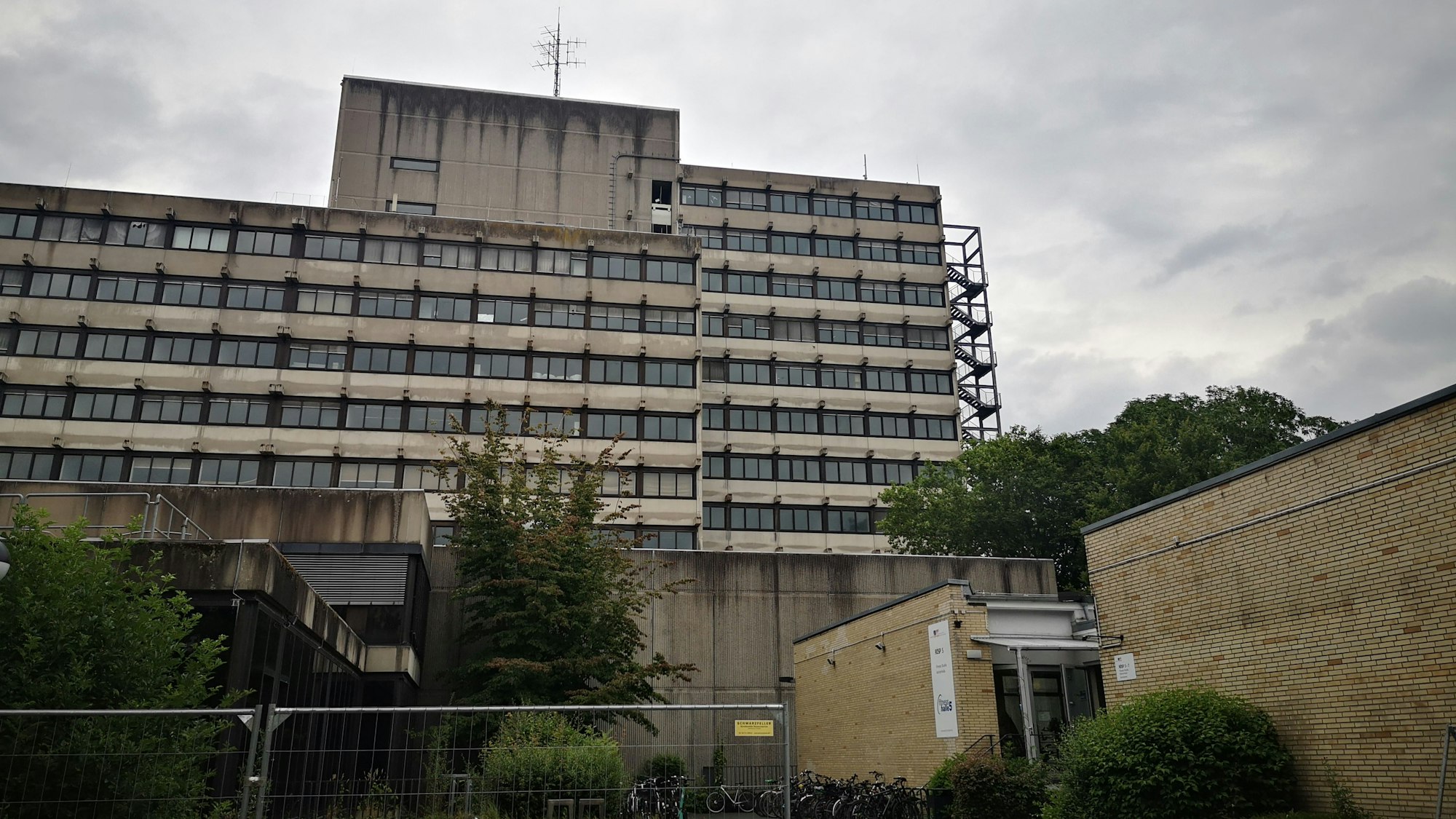 Das Hochhaus vom Bereich der Sportanlagen aus gesehen.
