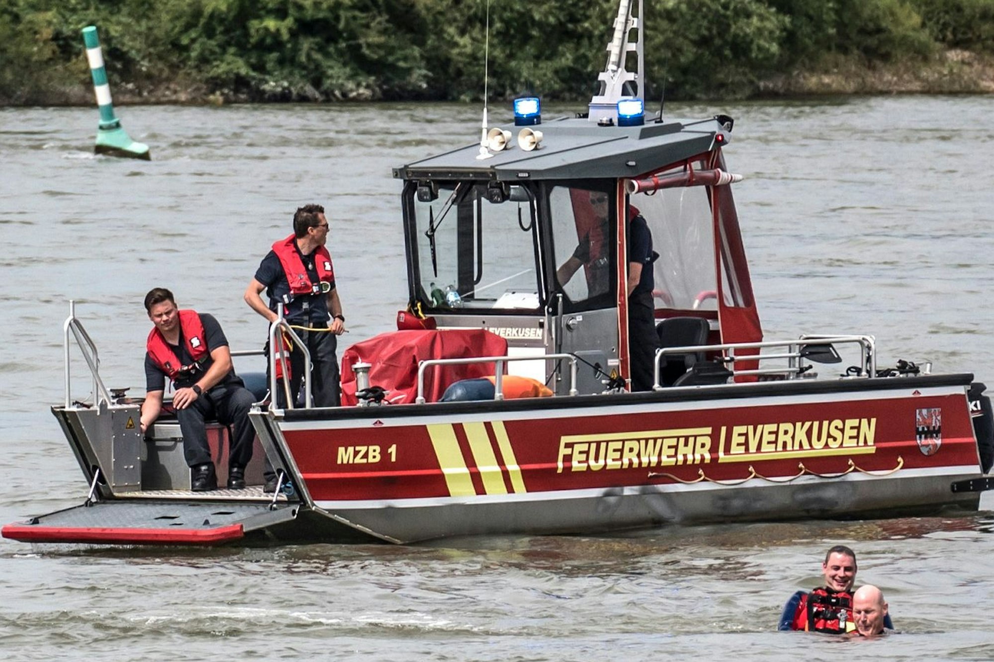 Das Boot mit dem Rettungsschwimmer Philip Nöker an Bord dreht eine Kurve und legt sich in vielleicht zehn Meter Entfernung neben den zu Rettenden, stellt die Maschinen auf Stopp und lässt sich treiben