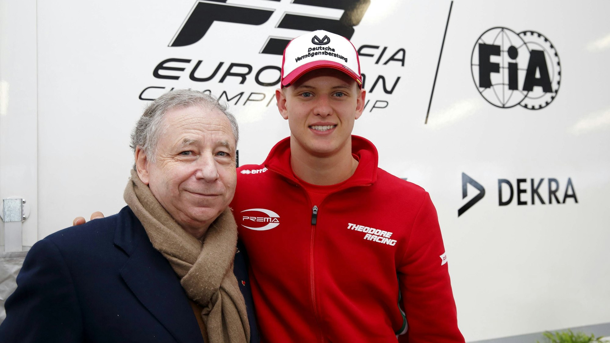 Jean Todt, hier mit Mick Schumacher, gilt als Freund der Familie und langjähriger Wegbegleiter der Schumachers. (Archivbild)