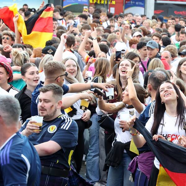Fans beim Deutschlandspiel gegen Ungarn auf dem Heumarkt