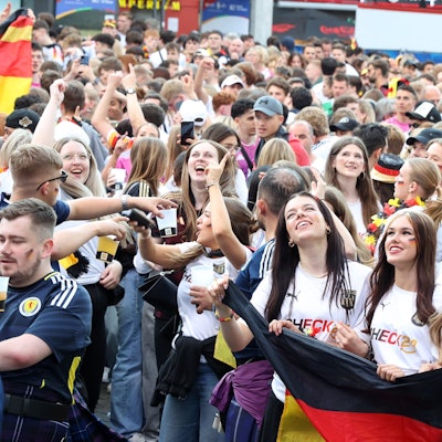 Fans beim Deutschlandspiel gegen Ungarn auf dem Heumarkt
