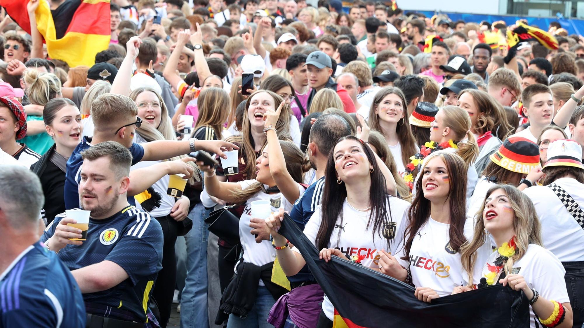 Fans beim Deutschlandspiel gegen Ungarn auf dem Heumarkt