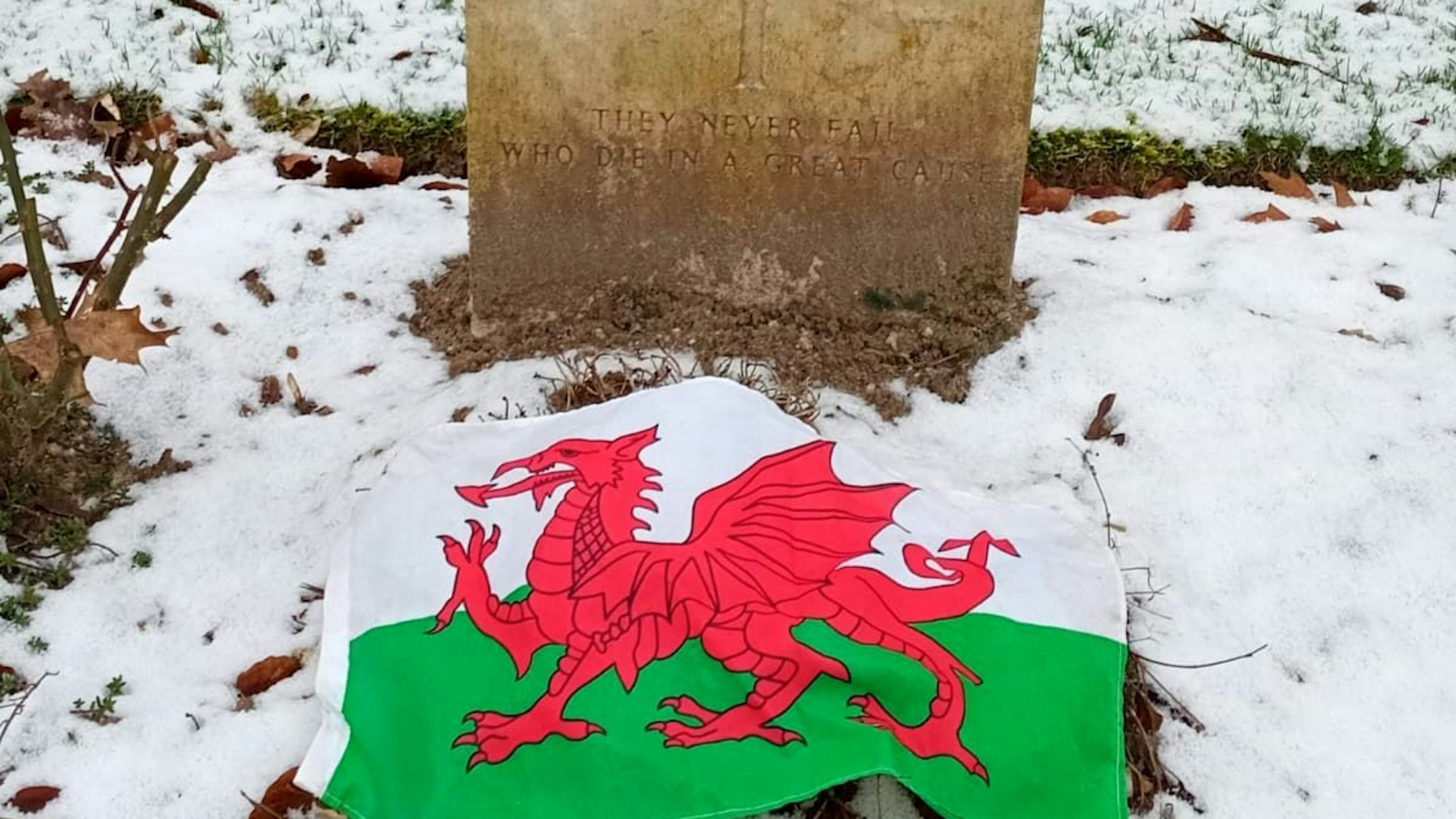 Die walisische Flagge liegt auf dem Grab von Dafydd Williams.