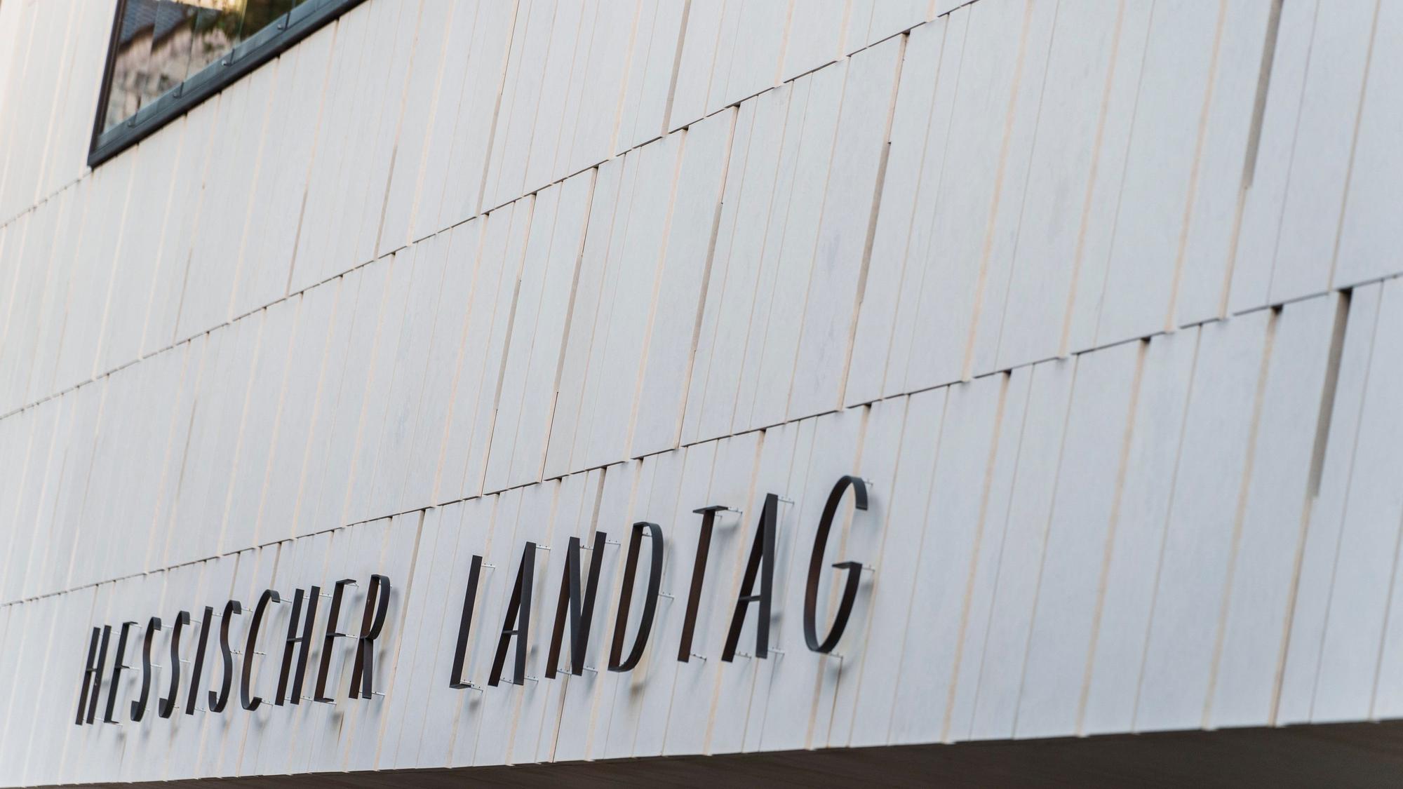An an einer Außenfassade des Landtags steht „Hessischer Landtag“.
