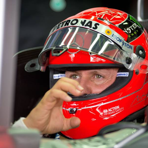 Der siebenmalige Formel-1-Weltmeister Michael Schumacher vor einem Rennen mit dem Rennstall Mercedes. Schumacher trägt seinen markanten roten Helm, der ihn während seiner Karriere begleitet hat.