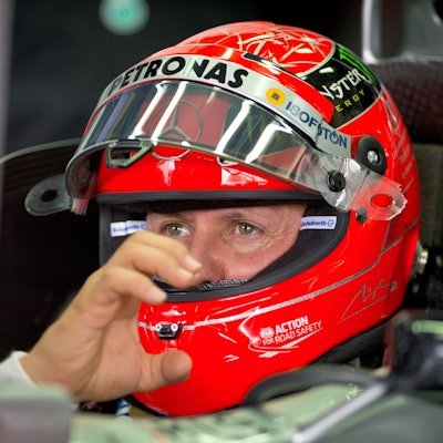 Der siebenmalige Formel-1-Weltmeister Michael Schumacher vor einem Rennen mit dem Rennstall Mercedes. Schumacher trägt seinen markanten roten Helm, der ihn während seiner Karriere begleitet hat.