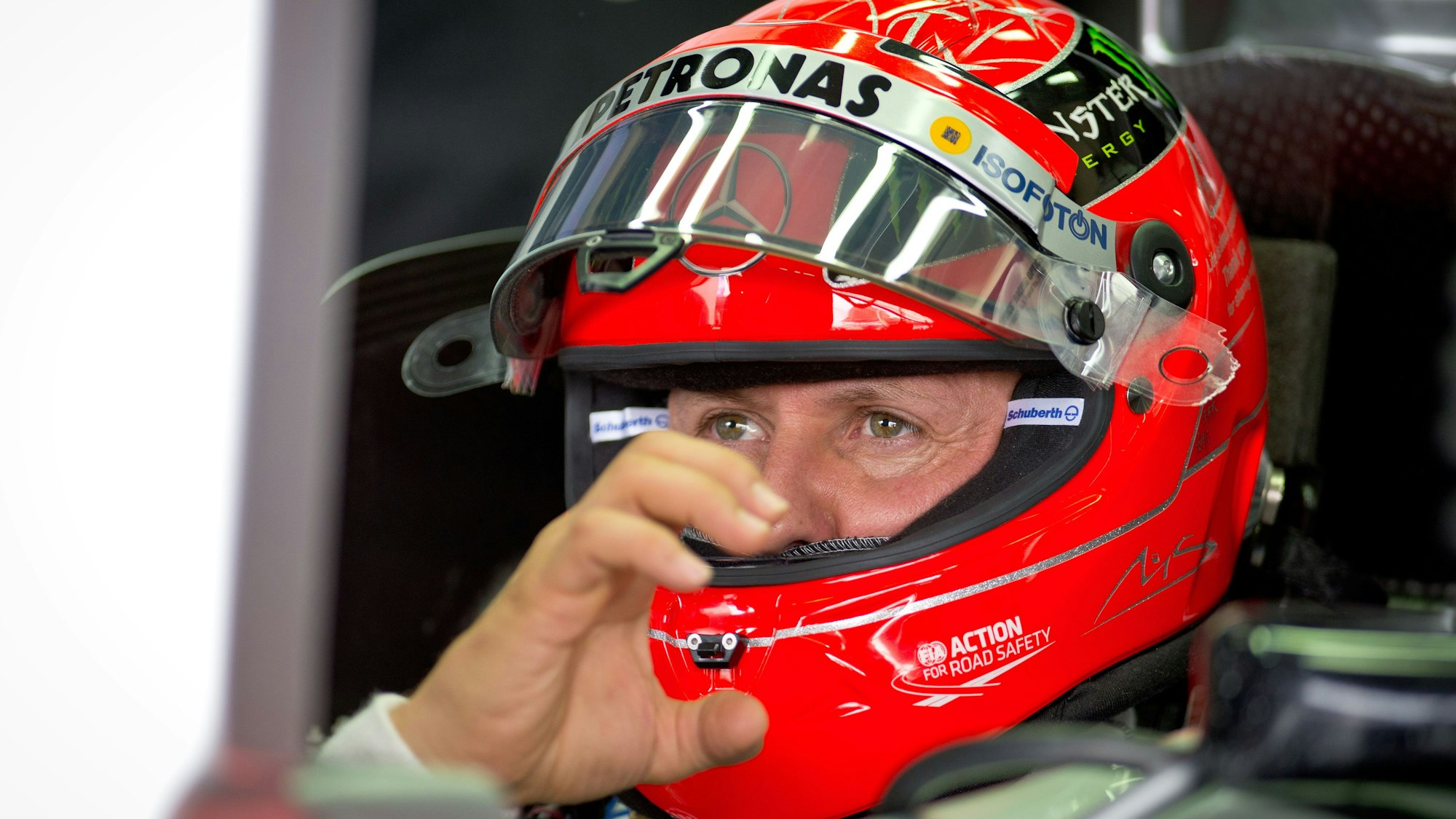 Der siebenmalige Formel-1-Weltmeister Michael Schumacher vor einem Rennen mit dem Rennstall Mercedes. Schumacher trägt seinen markanten roten Helm, der ihn während seiner Karriere begleitet hat.