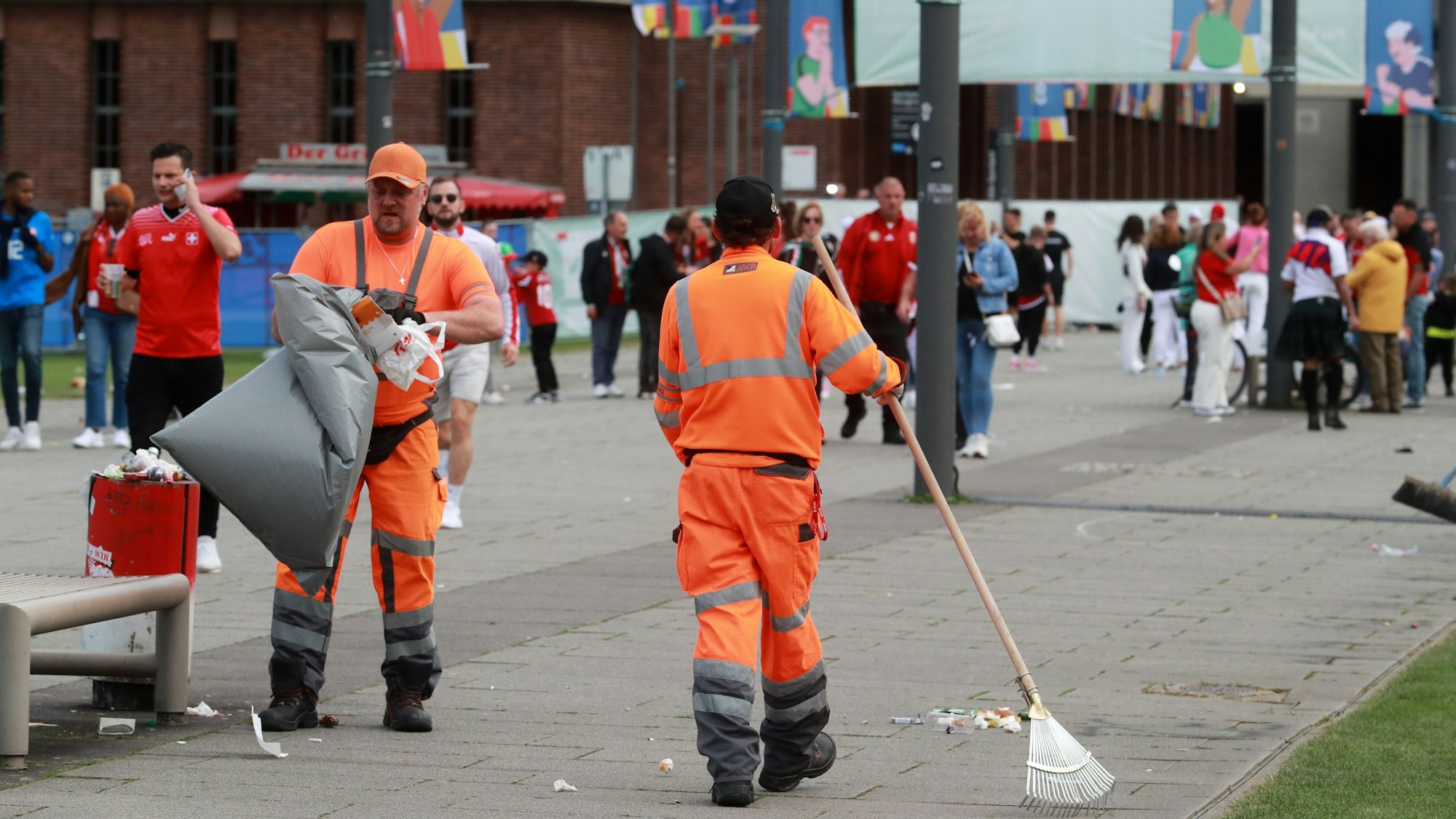 65 Mitarbeiterinnen und Mitarbeiter sind pro Tag als „Team Orange“ vor allem nachmittags und nachts im ganzen Kölner Stadtgebiet im Einsatz.