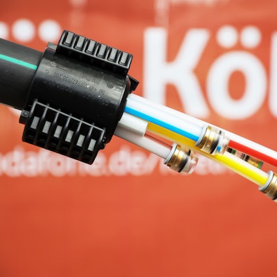 Ein Glasfaserkabel von Vodafone vor rotem Hintergrund.