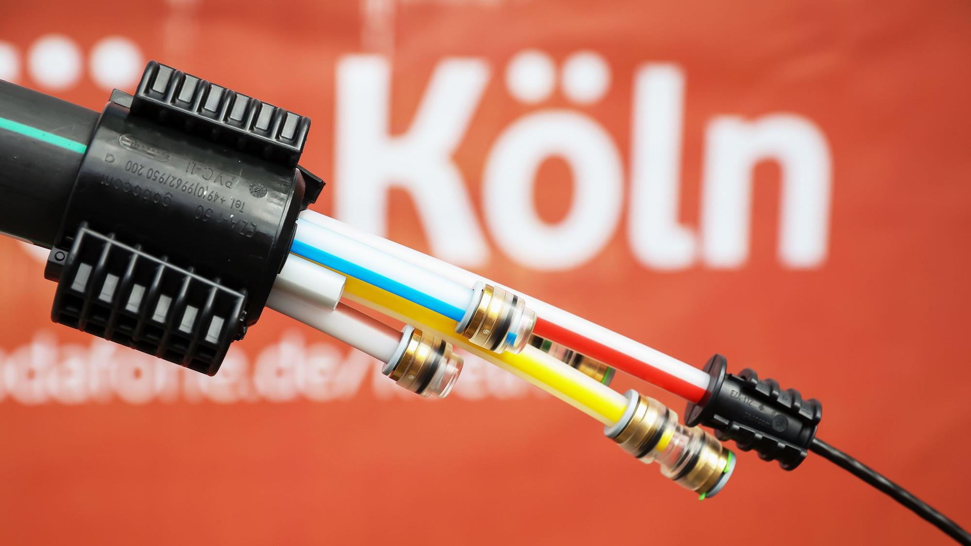 Ein Glasfaserkabel von Vodafone vor rotem Hintergrund.