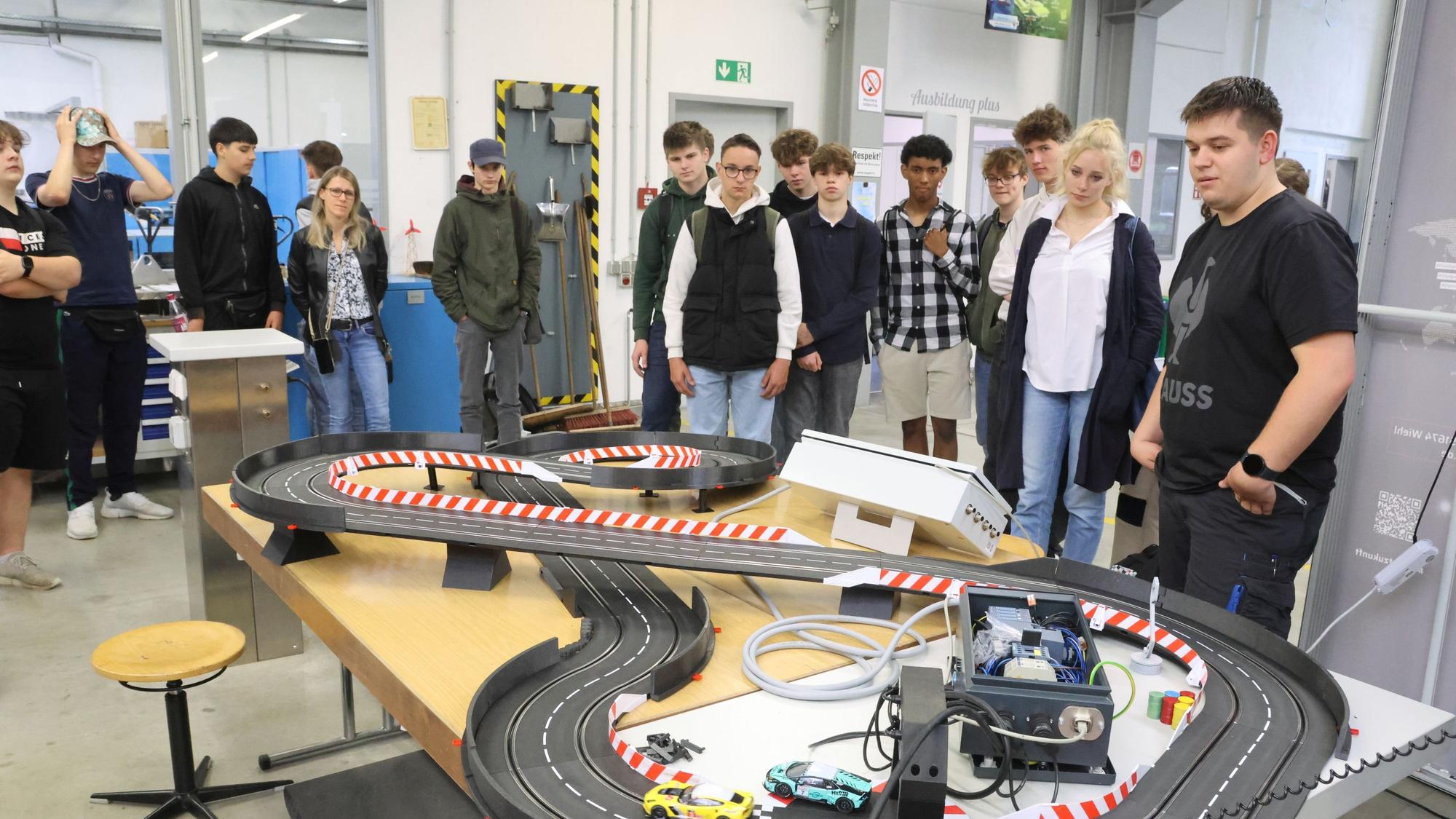 Azubi-Speed-Dating-Unternehmenstour, Carrera-Bahn in der Ausbildungswerkstatt der Firma Kampf