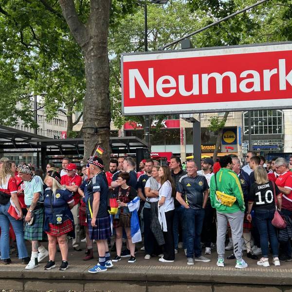Fußballfans aus Schottland und der Schweiz warten am Donnerstag vor dem Spiel im Rhein-Energie-Stadion am Neumarkt auf die Straßenbahn.