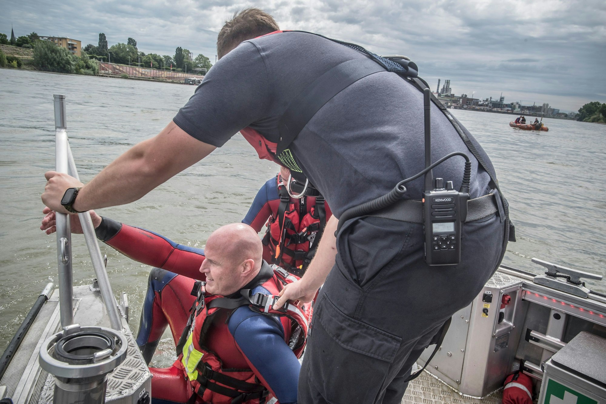„Rhein heißt nicht rein“: Strömungsretter der Feuerwehr Leverkusen zeigen, wie man jemanden aus dem Rhein rettet.