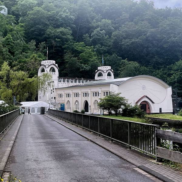 Die Lars-Vogt-Brücke führt zum Jugendstilkraftwerk.