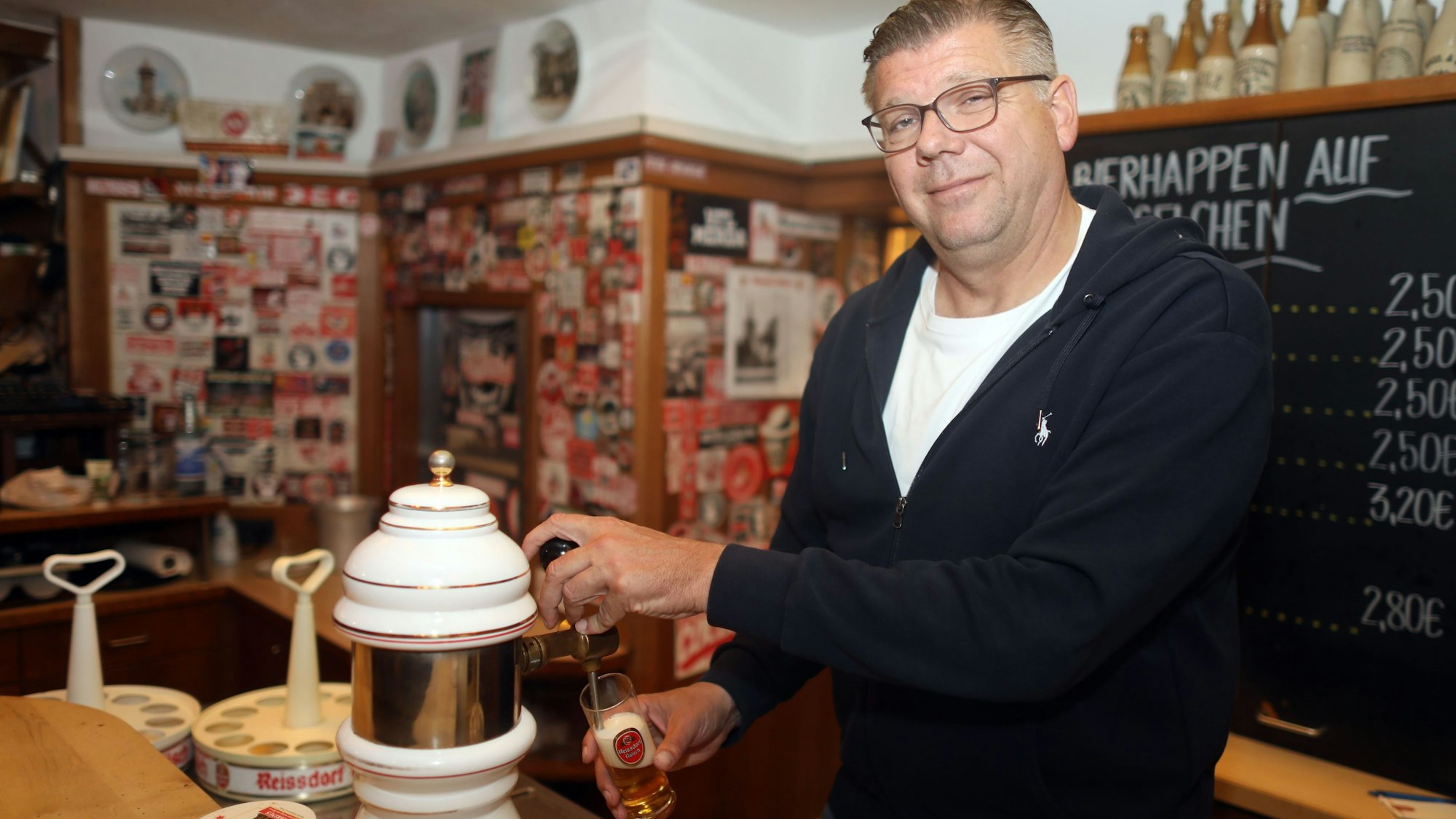 20.06.2024, Köln: Martin Schlüter, Wirt vom Reissdorf am Hahnentor, berichtet über Erlebnisse während der laufenden Fußball-Europameisterschaft und wie sich das Brauhaus auf die Situation vorbereitet hat. Foto: Arton Krasniqi