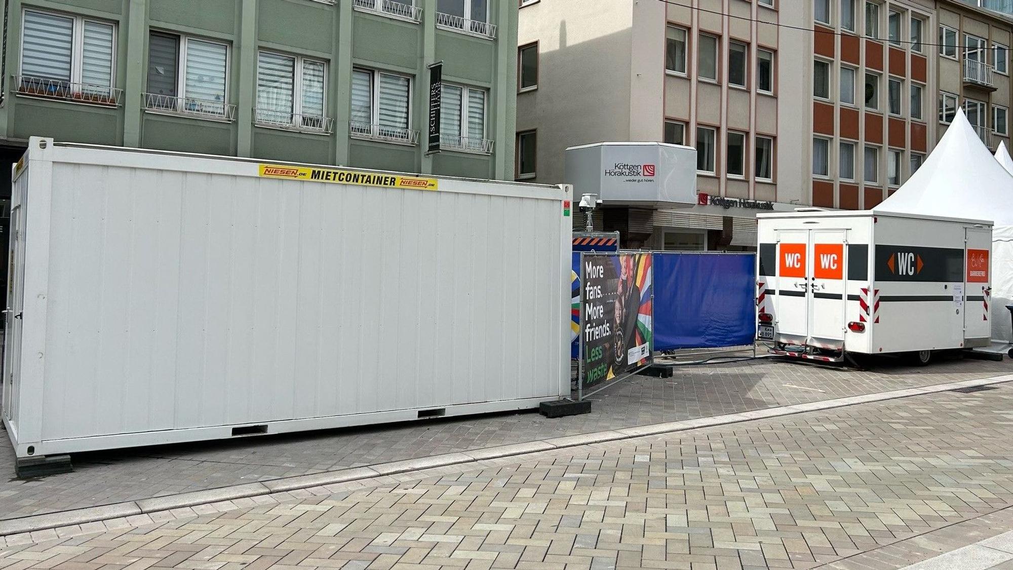 Die mobile Wache der Polizei in der Gürzenichstraße (links) und der Toilettenanhänger (rechts) werden schon mal verwechselt.