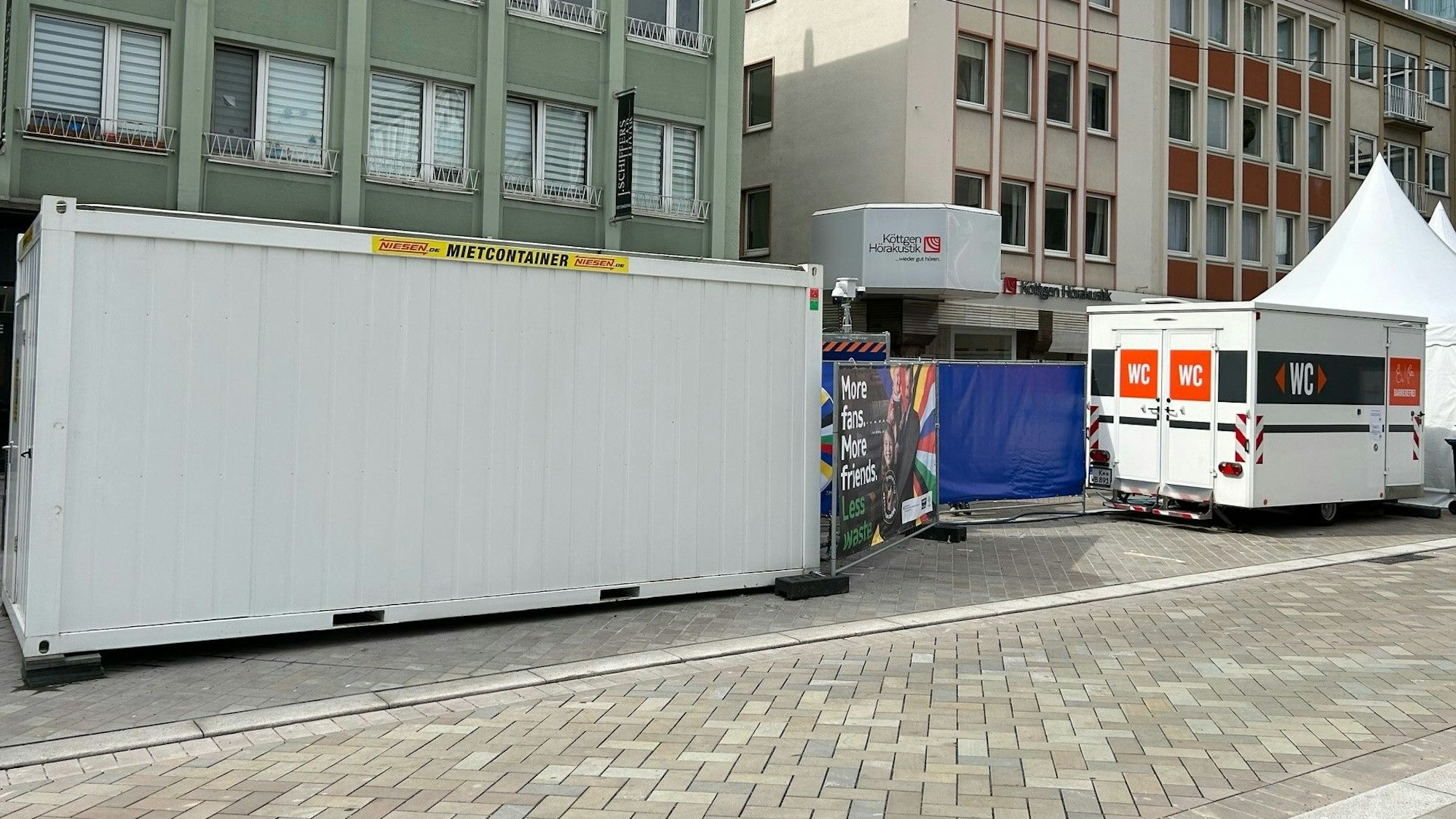 Die mobile Wache der Polizei in der Gürzenichstraße (links) und der Toilettenanhänger (rechts) werden schon mal verwechselt.