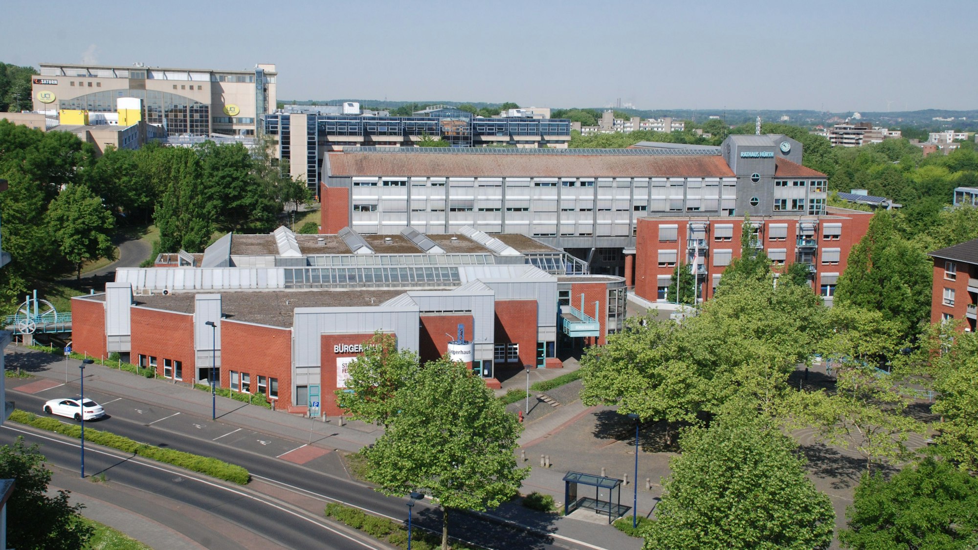 Das Foto zeigt das Ensemble aus Rat- und Bürgerhaus in Hürth-Mitte aus der Vogelperspektive.