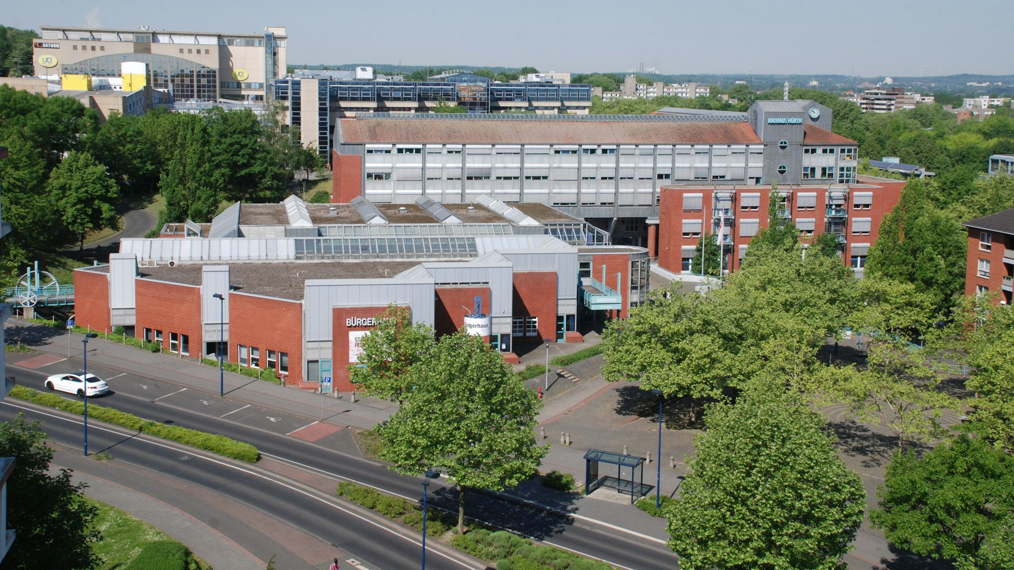 Das Foto zeigt das Hürther Bürgerhaus und Rathaus aus der Vogelperspektive.