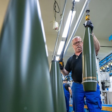 ARCHIV - 06.06.2023, Niedersachsen, Unterlüß: 155-Millimeter Artilleriemunition wird bei Rheinmetall gefertigt.