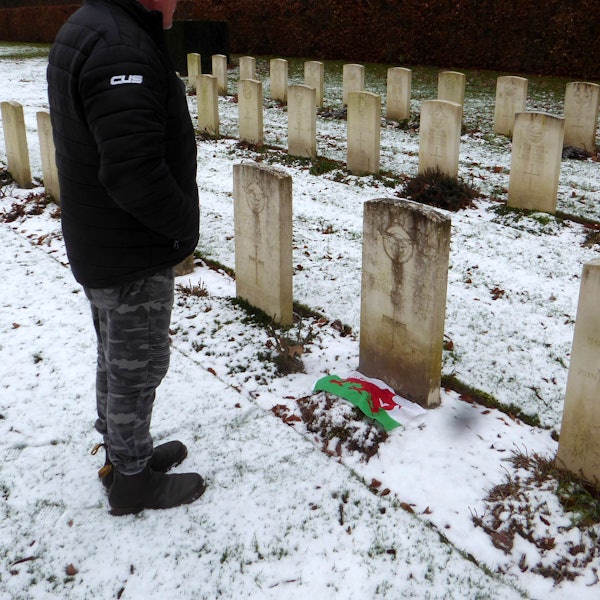 Mike Williams steht vor den Gräbern britischer Soldaten.