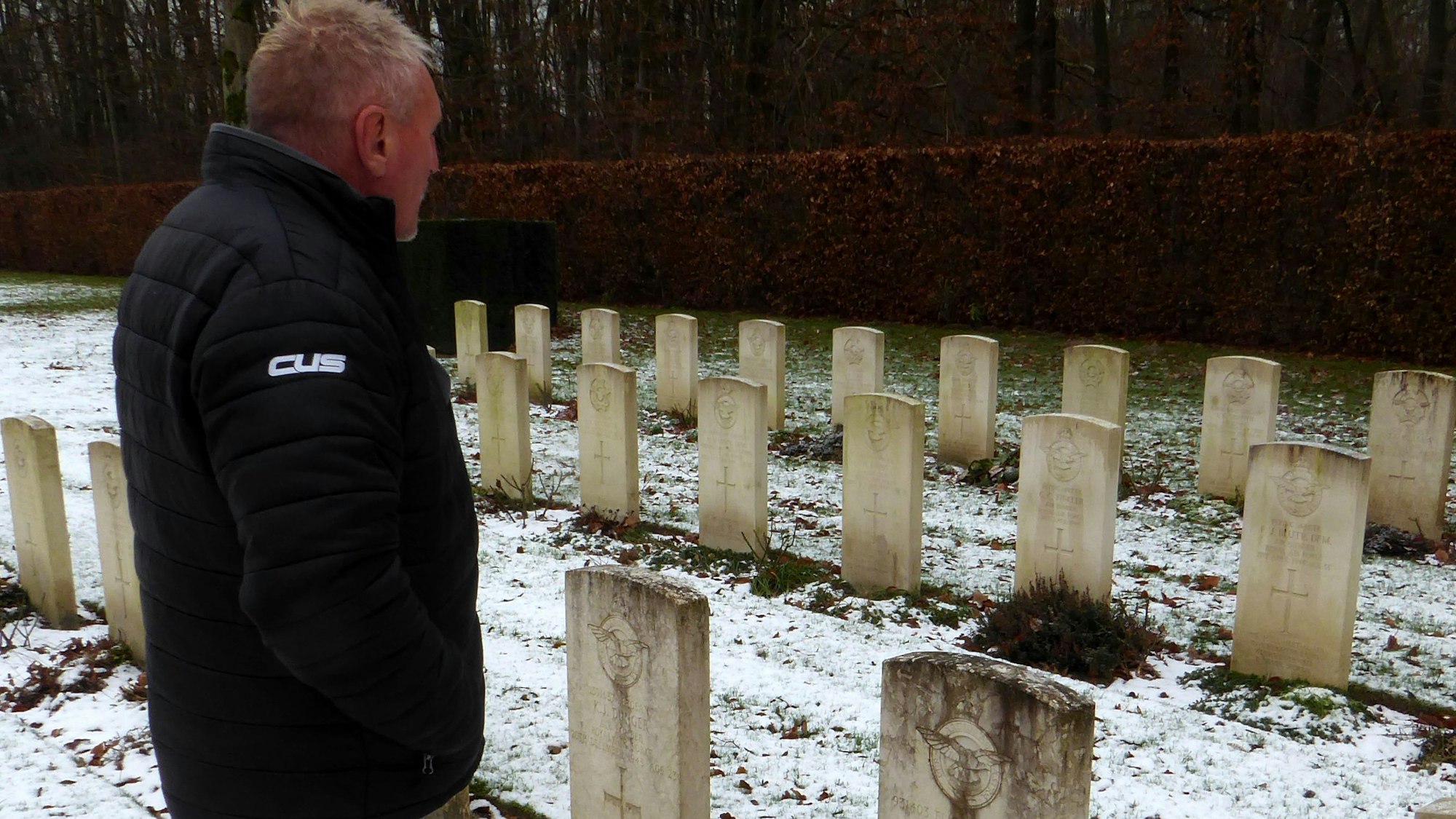 Mike Williams steht vor den Gräbern britischer Soldaten.