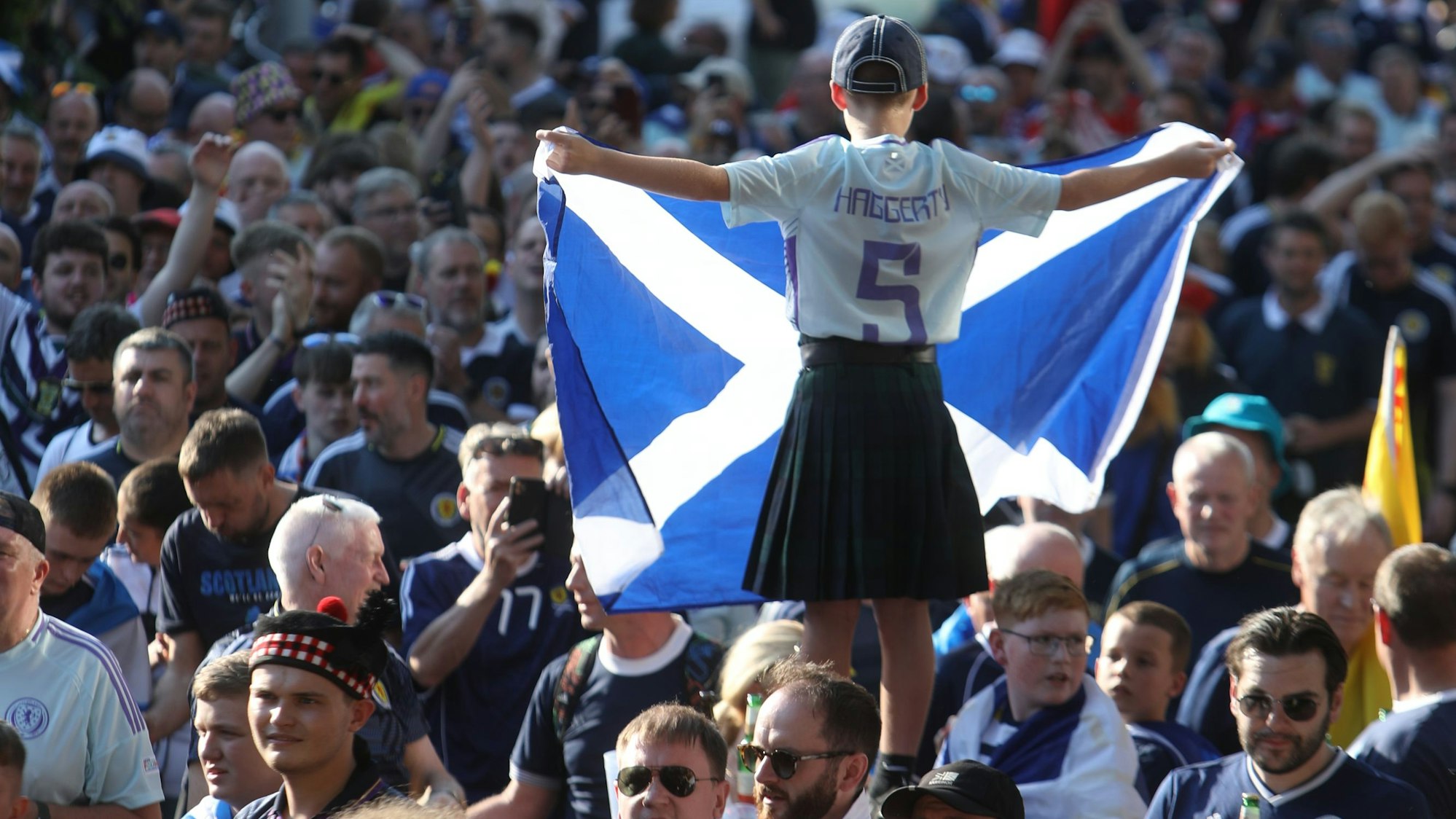 Schottische Fußballfans marschieren bei einem Fanmarsch zum „Cologne Stadium“.
