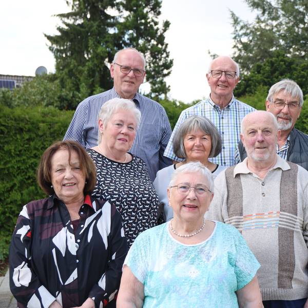Das Foto zeigt ehemalige Schüler der Volksschule Grötzenberg beim Klassentreffen.