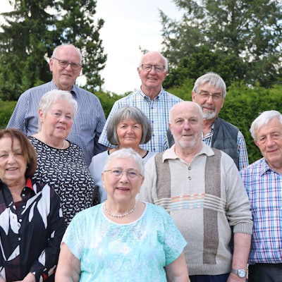 Das Foto zeigt ehemalige Schüler der Volksschule Grötzenberg beim Klassentreffen.