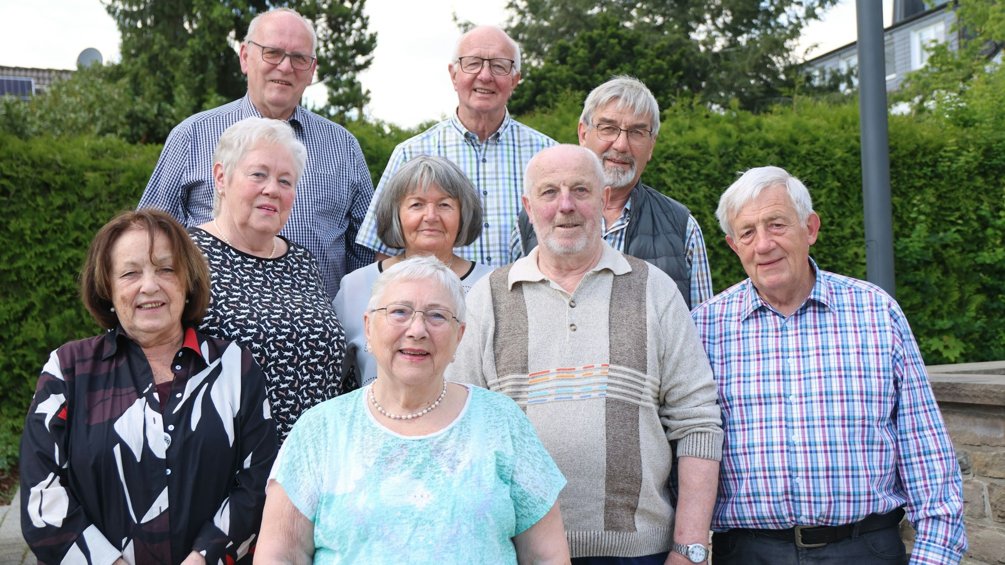 Das Foto zeigt ehemalige Schüler der Volksschule Grötzenberg beim Klassentreffen.